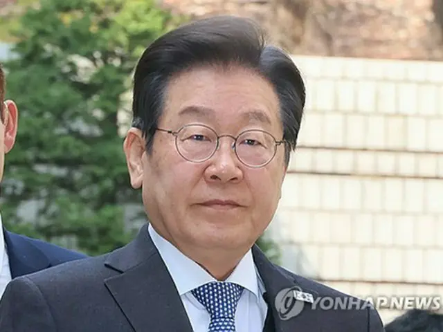 ソウル郊外の城南市長時代の都市開発事業を巡る不正事件などで背任や収賄などの罪に問われた李在明氏の公判が８日、ソウル中央地裁で開かれた。出廷する李氏＝８日、ソウル（聯合ニュース）