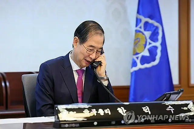 トランプ氏と電話会談する韓悳洙・大統領権限代行（国務調整室提供）＝（聯合ニュース）≪転載・転用禁止≫