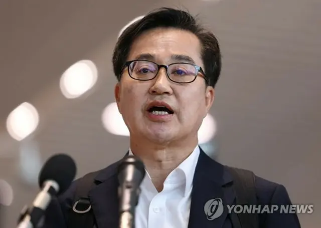 仁川国際空港で記者会見を開く金東ヨン・京畿道知事＝９日、仁川（聯合ニュース）