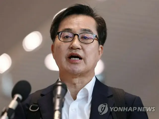 仁川国際空港で記者会見を開く金東ヨン・京畿道知事＝９日、仁川（聯合ニュース）
