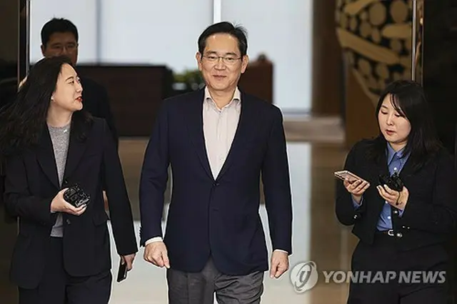 帰国後、報道陣に囲まれる李在鎔氏＝９日、ソウル（聯合ニュース）