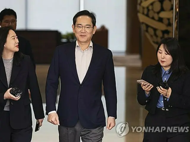 帰国後、報道陣に囲まれる李在鎔氏＝９日、ソウル（聯合ニュース）