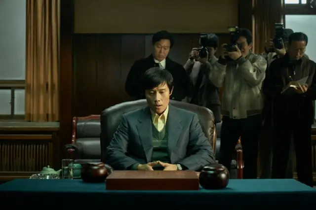 イ・ビョンホン主演映画「勝負」、魅力的ストーリーと徹底した考証に夢中…忘れられた「俳優リスク」