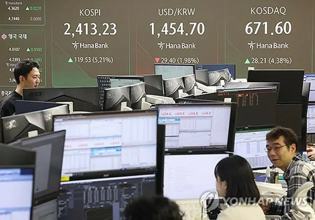 ソウルのハナ銀行本店のディーリングルーム＝１０日、ソウル（聯合ニュース）