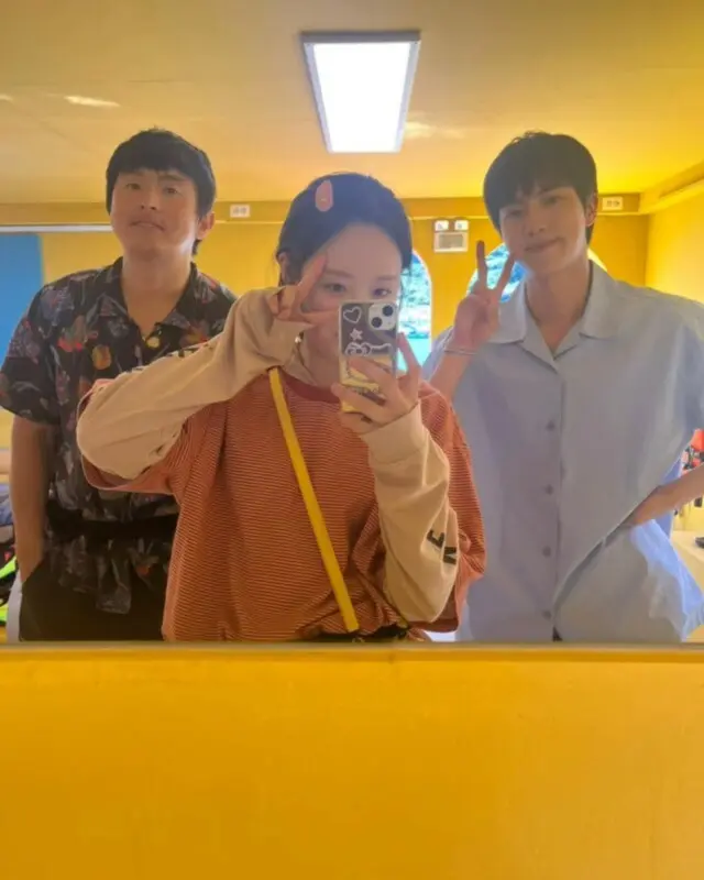 キアン84、”職員”JIN（BTS）＆チ・イェウンと海上の民宿で団体ショット…ほのぼのとした雰囲気