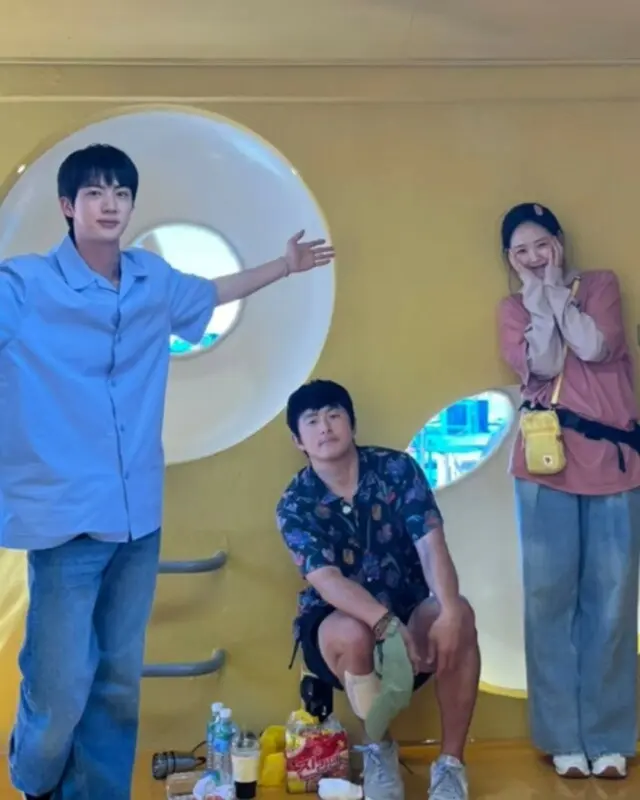 キアン84、”職員”JIN（BTS）＆チ・イェウンと海上の民宿で団体ショット…ほのぼのとした雰囲気02