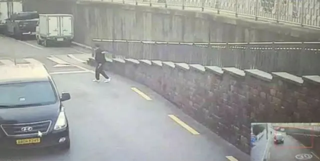 監視カメラが捉えた容疑者の姿（ソウル警察庁提供）＝（聯合ニュース）≪転載・転用禁止≫