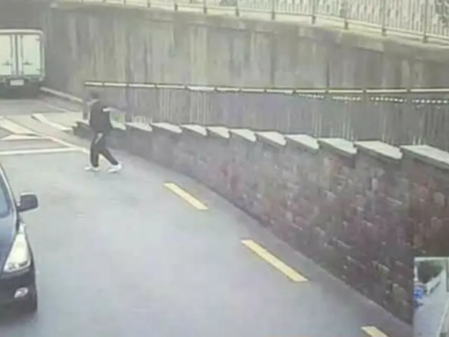監視カメラが捉えた容疑者の姿（ソウル警察庁提供）＝（聯合ニュース）≪転載・転用禁止≫