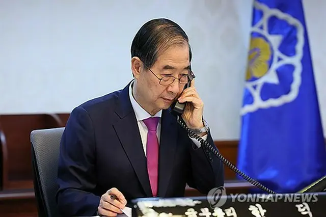 トランプ氏と電話会談する韓悳洙・大統領権限代行（首相室提供）＝（聯合ニュース）≪転載・転用禁止≫