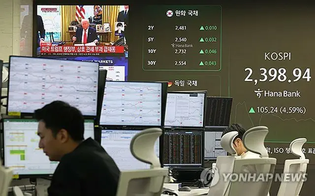 取引時間中のソウルのハナ銀行本店のディーリングルーム＝１０日、ソウル（聯合ニュース）