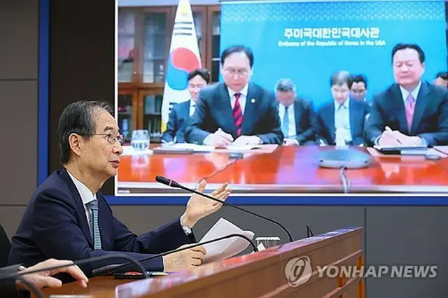 テレビ会議で報告を受ける韓氏（首相室提供）＝（聯合ニュース）≪転載・転用禁止≫