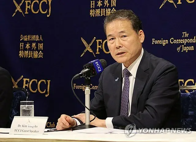 日本外国特派員協会で記者会見した韓国の金暎浩（キム・ヨンホ）統一部長官＝１０日、東京（聯合ニュース）