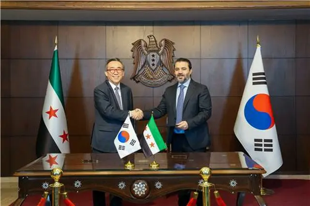 握手を交わす韓国の趙兌烈（チョ・テヨル）外交部長官（左）とシリアのシェイバニ外相（外交部提供）＝（聯合ニュース）