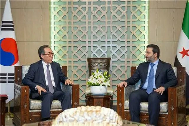 会談を行う趙長官（左）とシェイバニ外相（外交部提供）＝（聯合ニュース）