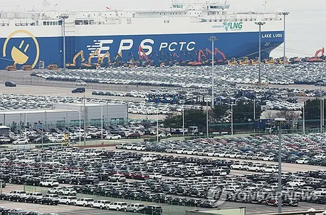 ソウル近郊の平沢港に、輸出される自動車が並んでいる＝１１日、平沢（聯合ニュース）