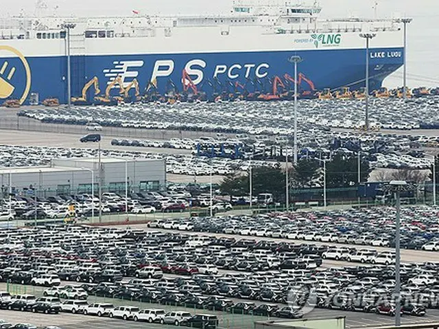 ソウル近郊の平沢港に、輸出される自動車が並んでいる＝１１日、平沢（聯合ニュース）