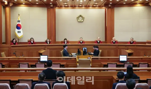 <W解説>韓国、ユン・ソギョル前大統領の罷免を宣告した憲法裁所長代行の庶民性が話題