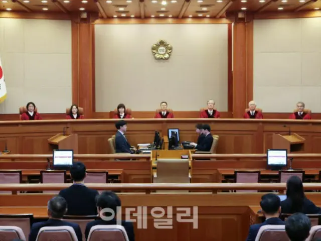 <W解説>韓国、ユン・ソギョル前大統領の罷免を宣告した憲法裁所長代行の庶民性が話題