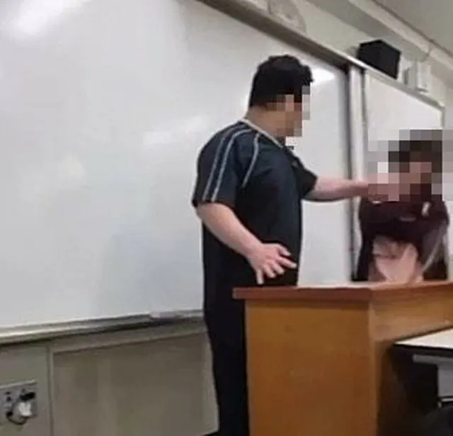 教師を殴る生徒（読者提供）＝（聯合ニュース）≪転載・転用禁止≫