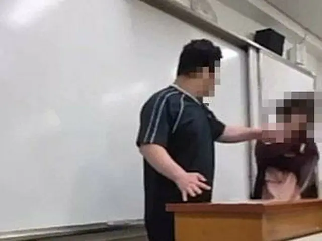 教師を殴る生徒（読者提供）＝（聯合ニュース）≪転載・転用禁止≫