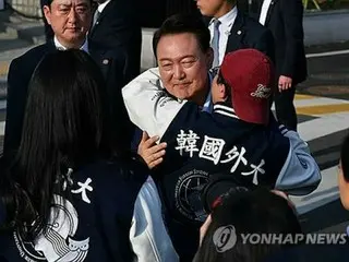 尹氏が大統領公邸から退去　支持者と抱擁も＝韓国