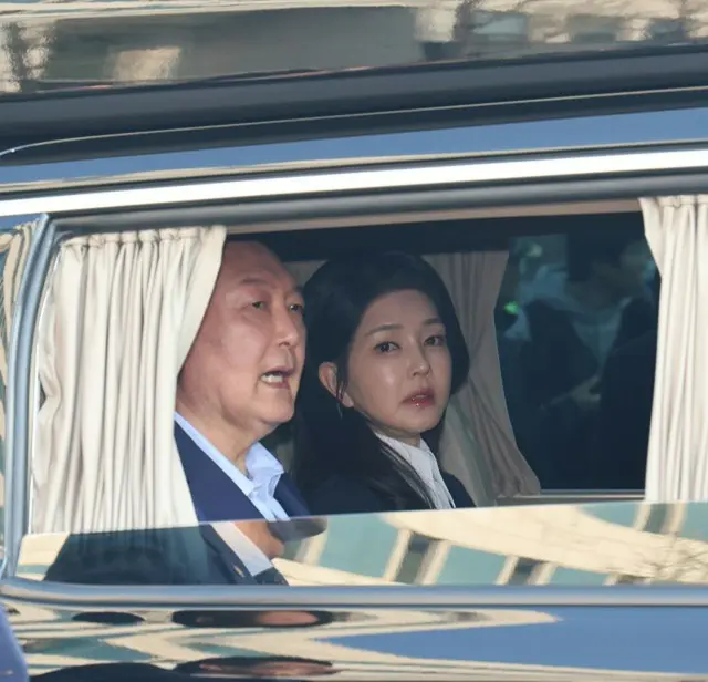 官邸を退去する尹錫悦前大統領と金建希夫人