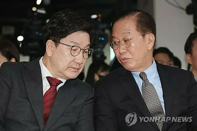 国民の力臨時執行部トップの権寧世（クォン・ヨンセ）非常対策委員長（右）と権性東（クォン・ソンドン）院内代表＝（聯合ニュース）