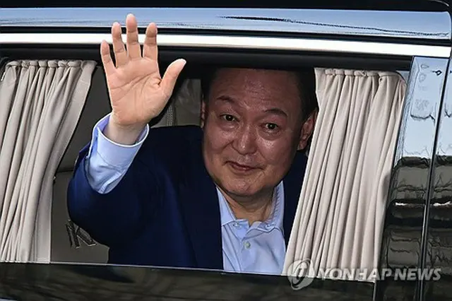 大統領公邸を去る尹前大統領＝１１日、ソウル（聯合ニュース）