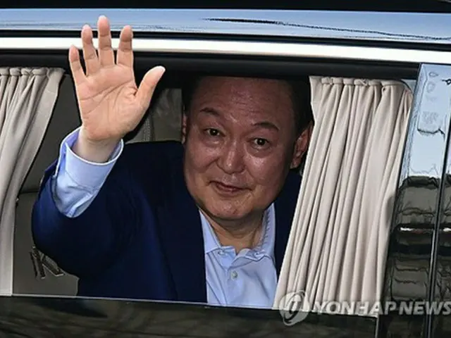 大統領公邸を去る尹前大統領＝１１日、ソウル（聯合ニュース）
