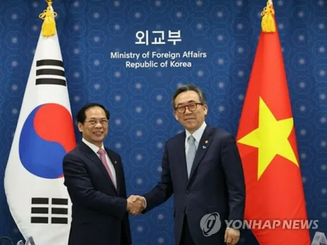 ソン外相（左）と握手を交わす趙外交部長官（資料写真）＝（聯合ニュース）