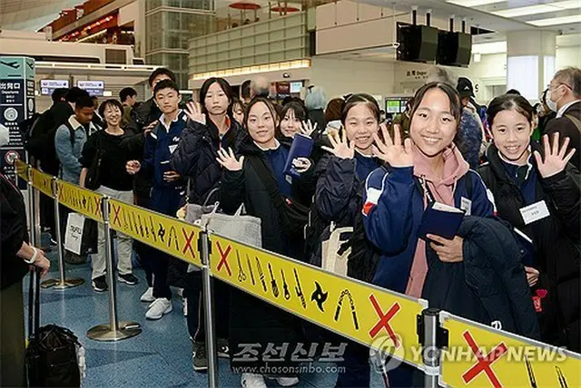 ２０２４年１１月１８日、北朝鮮に向けて羽田空港を出発する在日朝鮮学生少年芸術団のメンバー＝（朝鮮新報＝聯合ニュース）≪転載・転用禁止≫