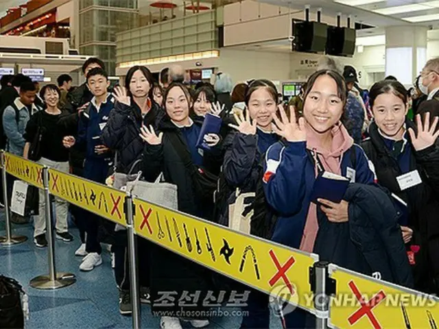 ２０２４年１１月１８日、北朝鮮に向けて羽田空港を出発する在日朝鮮学生少年芸術団のメンバー＝（朝鮮新報＝聯合ニュース）≪転載・転用禁止≫