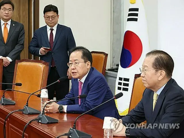 洪準杓・前大邱市長（右から２人目）＝（聯合ニュース）