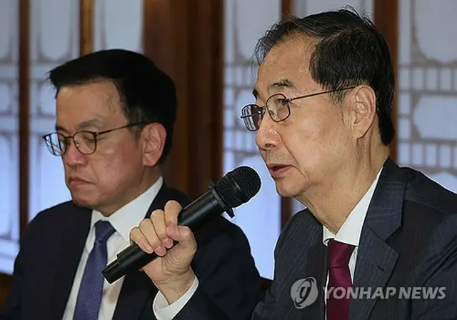 首相官邸で開かれた経済安全保障戦略ＴＦで発言する韓悳洙首相＝１４日、ソウル（聯合ニュース）