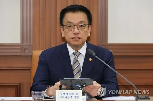 政府ソウル庁舎で開かれた経済関係閣僚会議で発言する崔相穆・経済副首相＝１５日、ソウル（聯合ニュース）