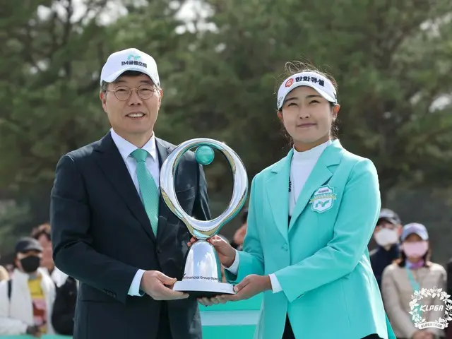iM金融グループのファン・ビョンウ会長からトロフィーを受け取るキム・ミンジュ（写真：KLPGA）