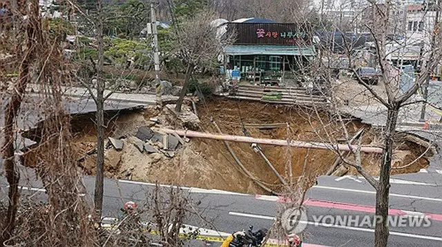 ソウル市内で先月発生した道路陥没＝（聯合ニュース）