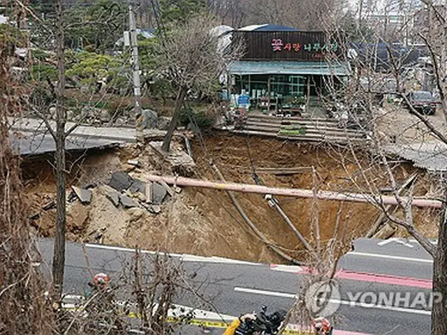 ソウル市内で先月発生した道路陥没＝（聯合ニュース）