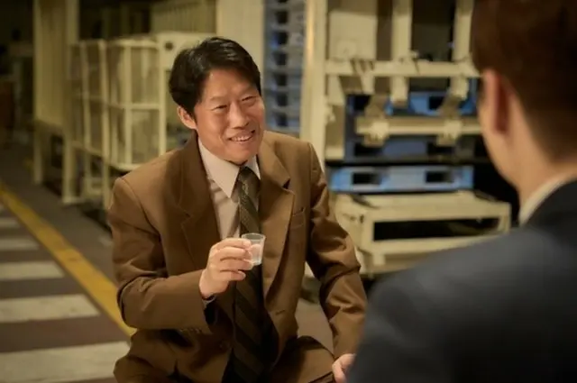 映画「焼酎戦争」、ユ・ヘジンのスチール公開「上司に無条件に忠誠はしない」