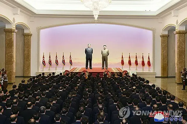 ２月１６日の故金正日総書記の生誕記念日に錦繍山太陽宮殿を訪れた朝鮮労働党幹部ら＝（朝鮮中央通信＝聯合ニュース）≪転載・転用禁止≫