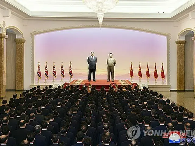 ２月１６日の故金正日総書記の生誕記念日に錦繍山太陽宮殿を訪れた朝鮮労働党幹部ら＝（朝鮮中央通信＝聯合ニュース）≪転載・転用禁止≫