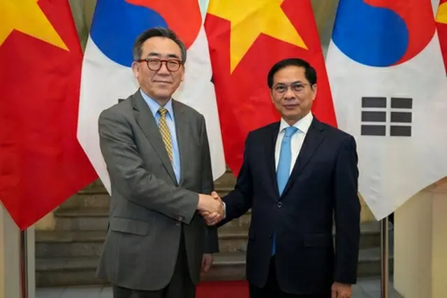 会談で握手を交わす韓国の趙兌烈外交部長官（左）とベトナムのソン副首相兼外相（外交部提供）＝（聯合ニュース）≪転載・転用禁止≫