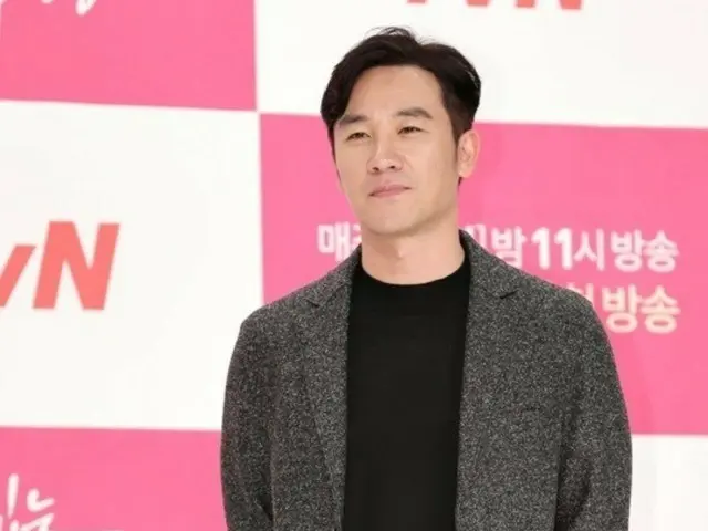 俳優オム・テウン、8年ぶりに公の場にサプライズ登場……映画「野党」のVIP試写会に出席