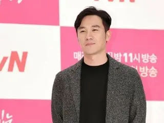 俳優オム・テウン、8年ぶりに公の場にサプライズ登場……映画「野党」のVIP試写会に出席