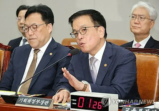 聴聞会で答弁する崔氏＝１６日、ソウル（聯合ニュース）