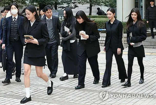 ３月７日に地裁で開かれた審尋に出席したメンバー＝（聯合ニュース）