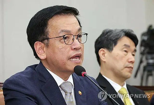 聴聞会で答弁する崔氏＝１６日、ソウル（聯合ニュース）