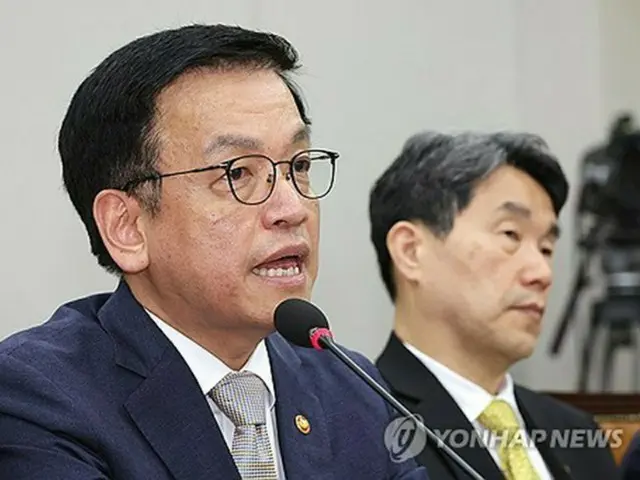 聴聞会で答弁する崔氏＝１６日、ソウル（聯合ニュース）