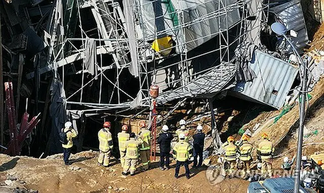 事故現場で捜索作業を行う関係者ら＝１６日、光明（聯合ニュース）