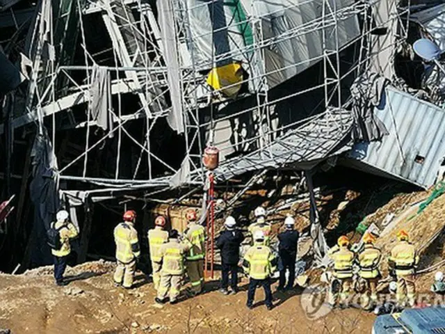 事故現場で捜索作業を行う関係者ら＝１６日、光明（聯合ニュース）